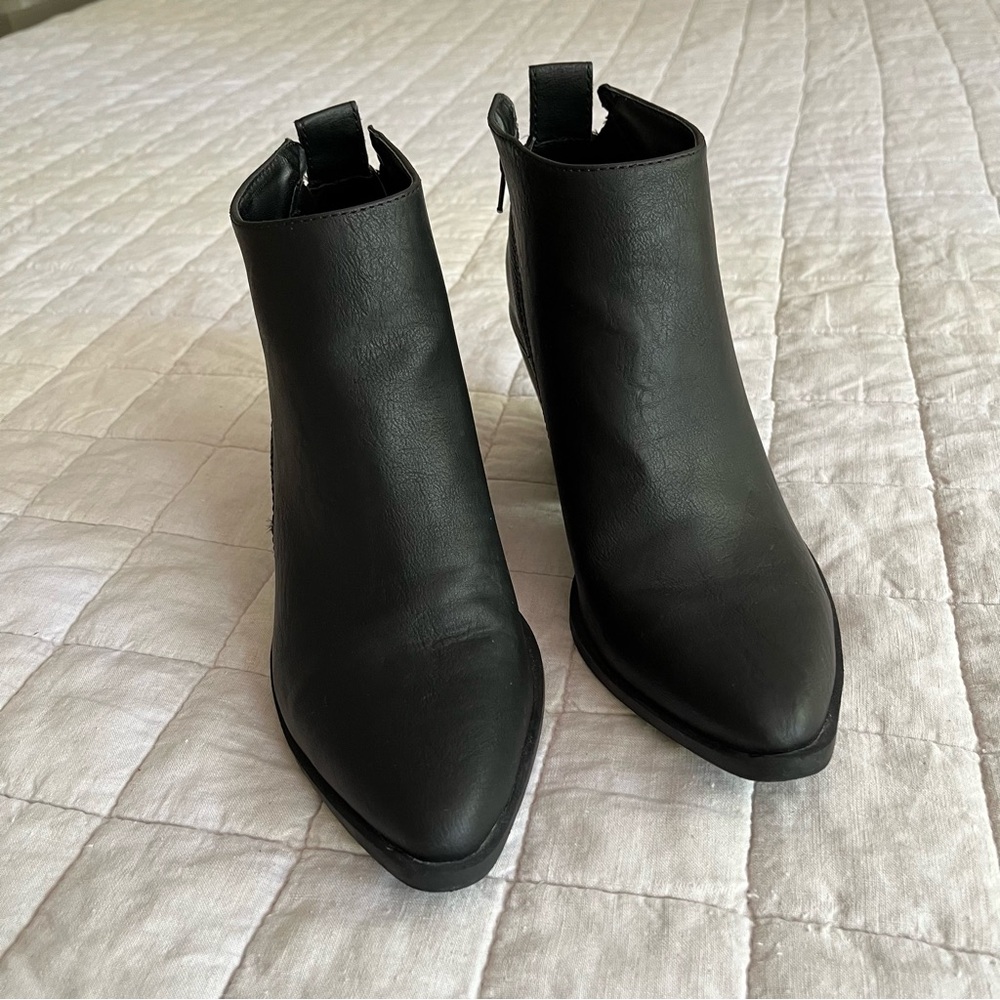 Universal Thread Black Chelsea Ankle Boots